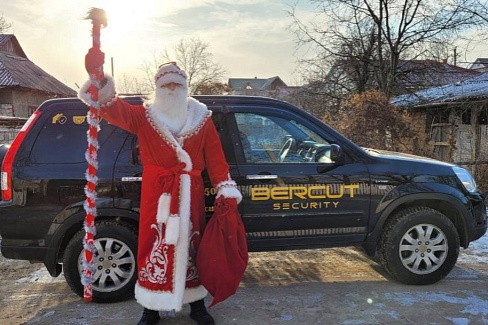Agent de securitate Bercut deghizat în Moș Crăciun a vizitat grădinița din Comuna Codreanca